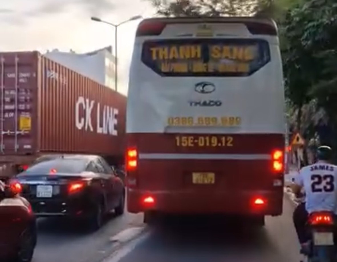 Phạt lái xe ô tô khách đi vào phần đường dành cho xe 2 bánh